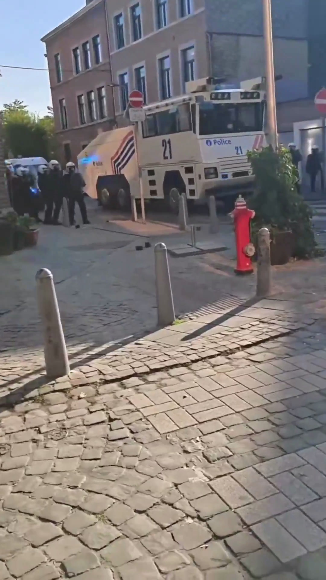 A Belgian police water cannon truck in Liège (video still)