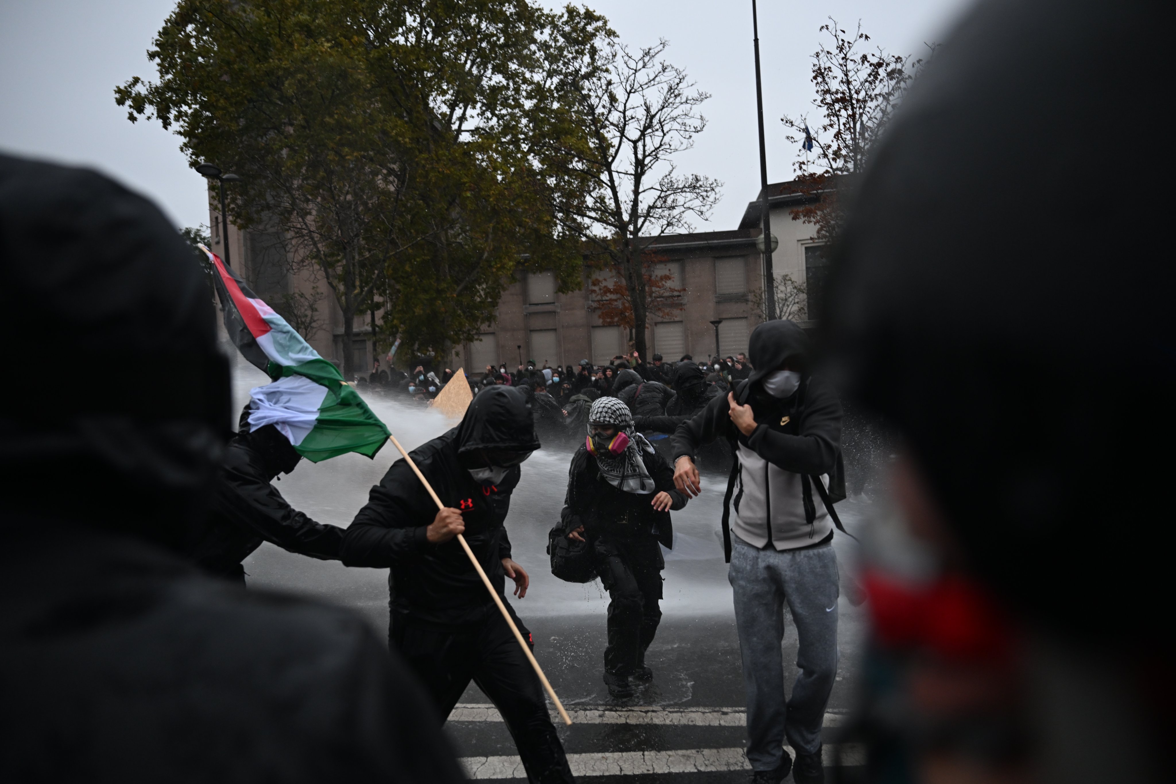 مدافع المياه تصيب متظاهرين يحملون علمًا فلسطينيًا في باريس