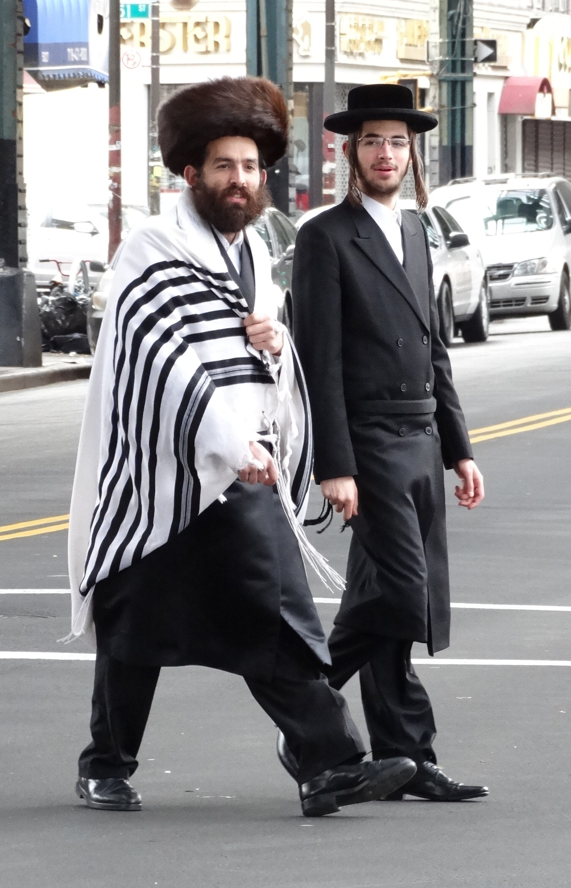 Hasidic men walking on a street in Brooklyn (archive)