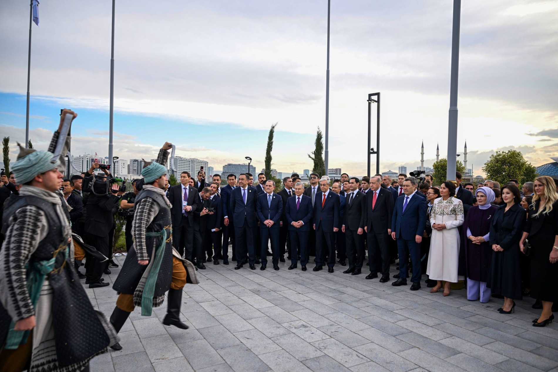 Türk liderler, Türk Devletleri Medeniyet Parkı'nın açılışında gösteriyi izliyor