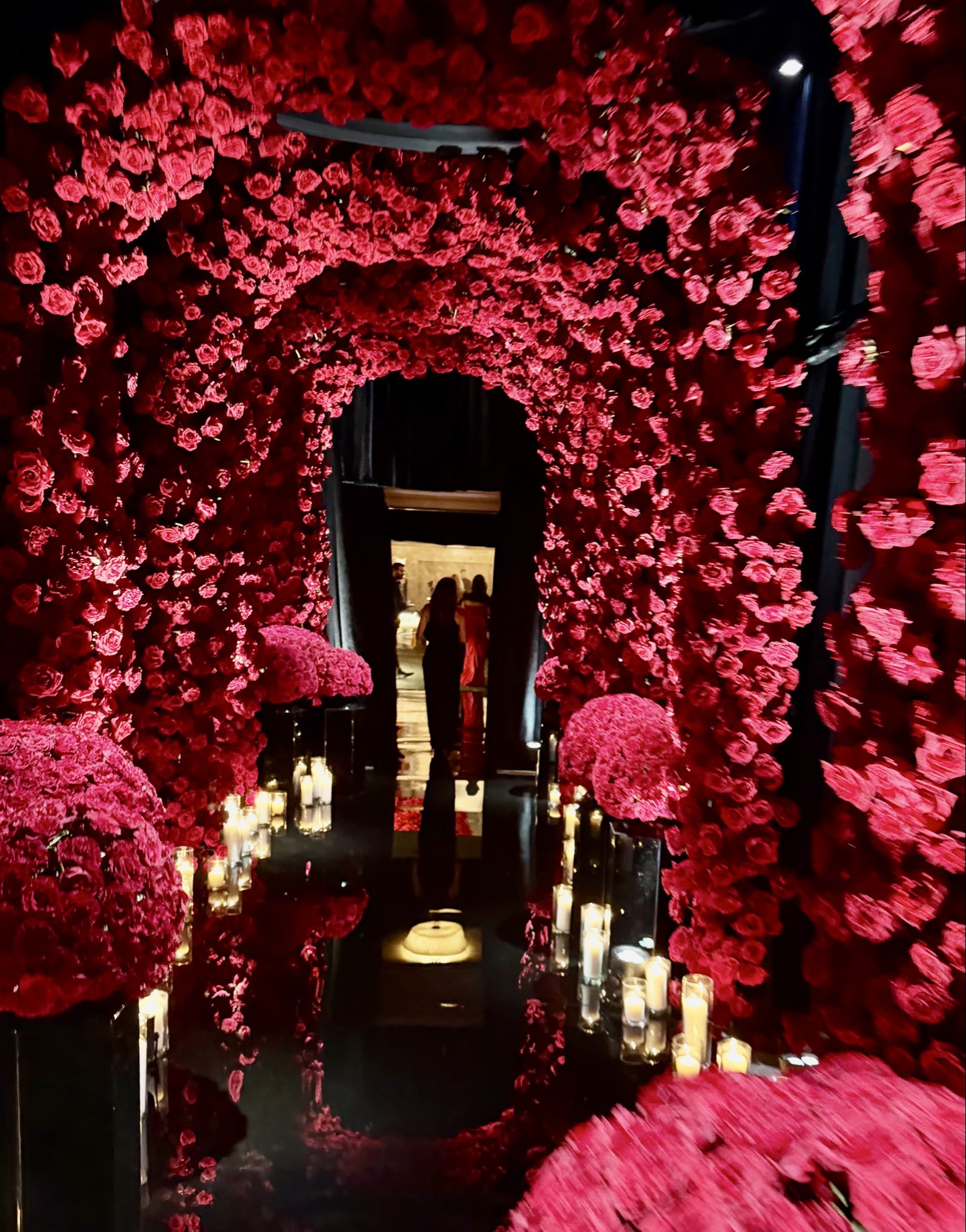 The red-rose tunnel guests passed through at the Waldorf Astoria