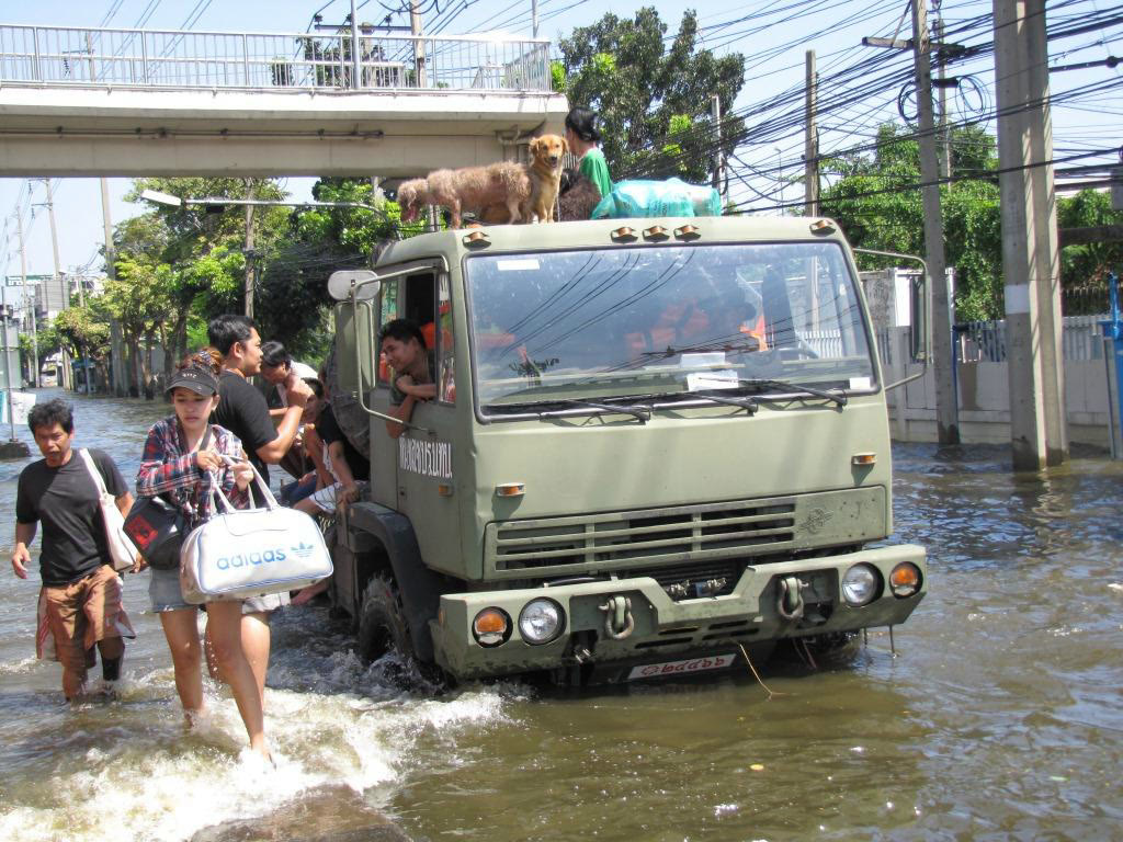 People evacuated during Thailand's 2011 floods (archive)