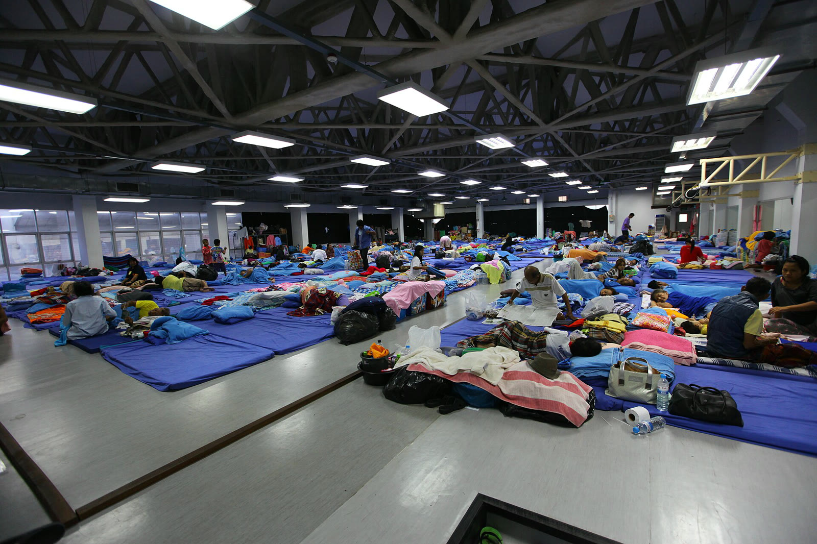 Temporary shelter set up for people affected by the 2011 floods in Bangkok (archive)