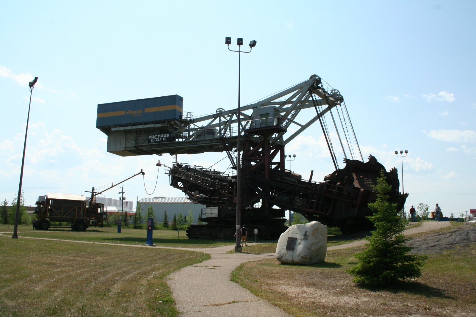 Oil sands mining equipment in Fort McMurray (archive)