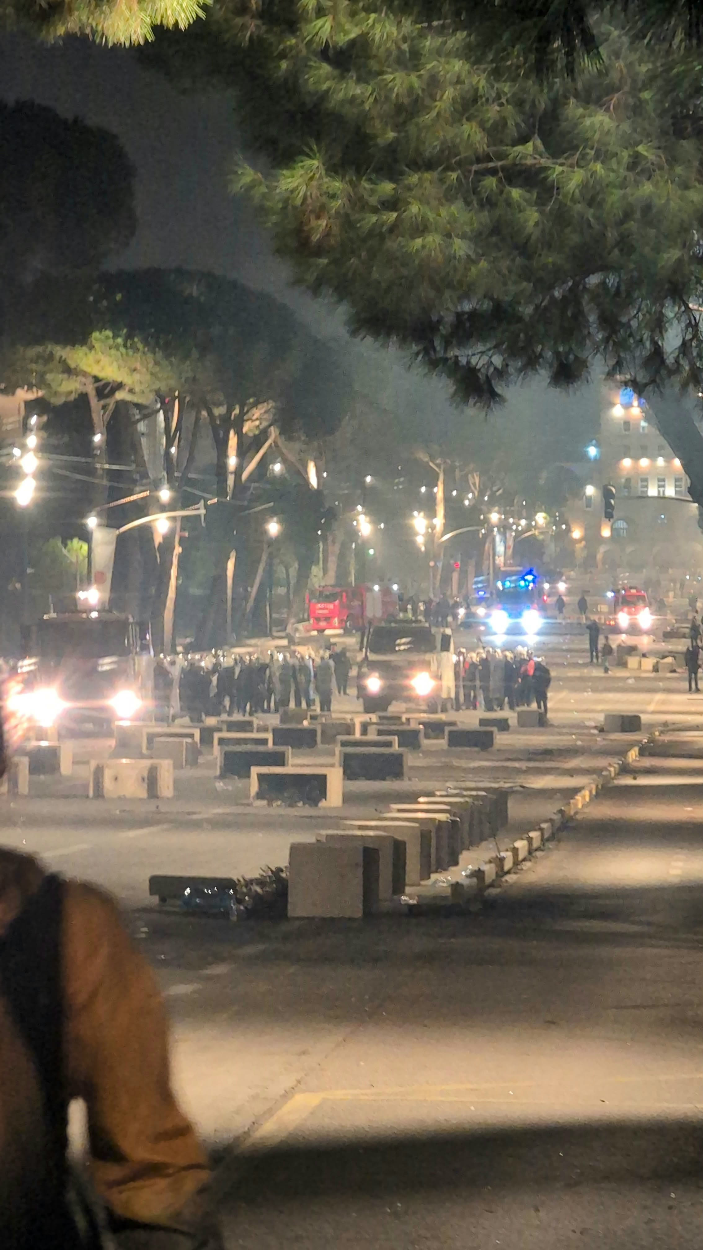 Tiran’da protesto gecesinde caddeyi tutan polis hattı, Ekim 2026