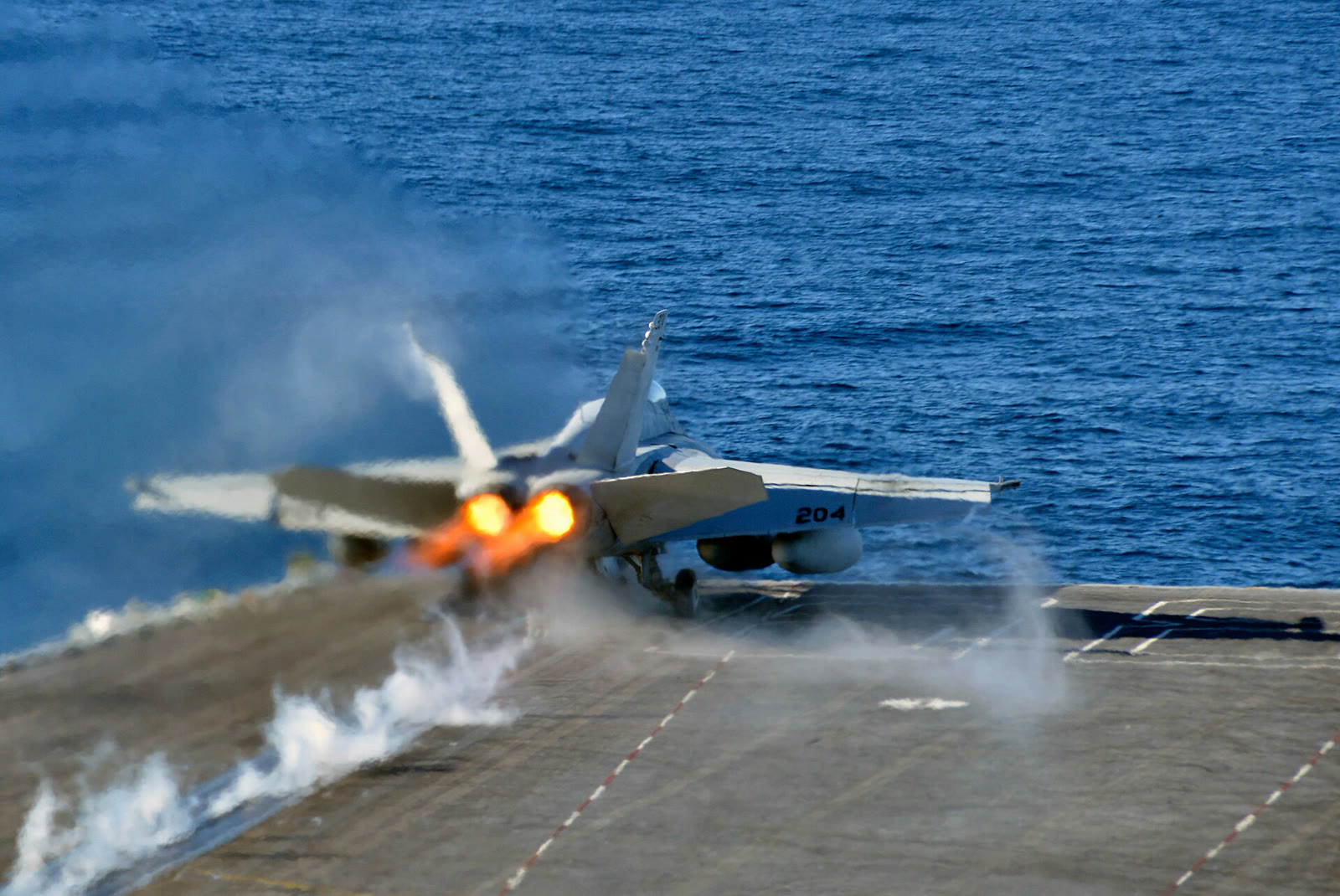 F/A-18E Super Hornet savaş uçağı, USS Nimitz uçak gemisinden havalanırken (arşiv)