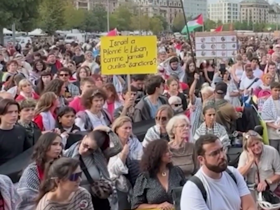 Protesters with placards at the rally in Geneva (Oct. 3, 2026)