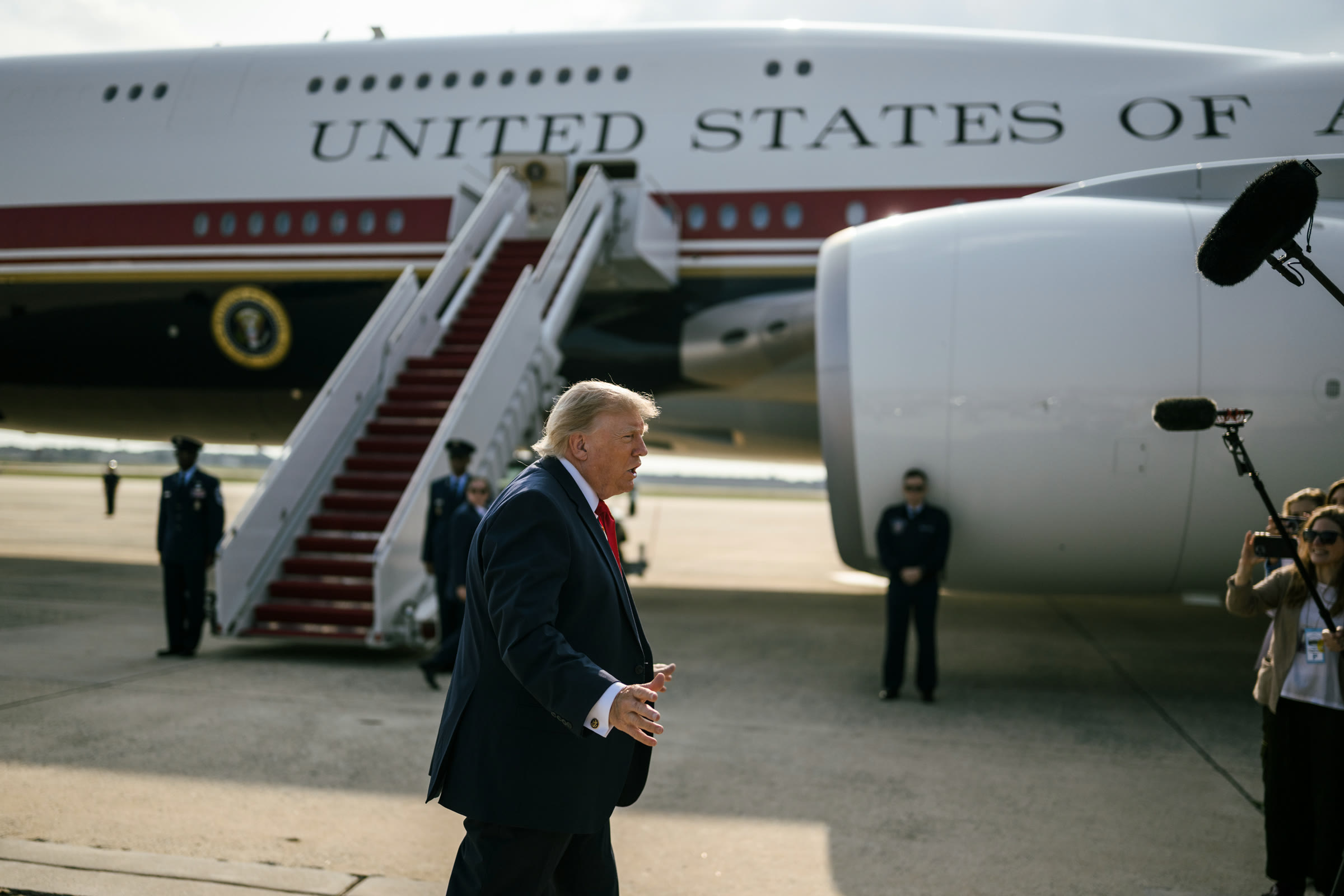 President Donald Trump speaks with reporters before boarding Air Force One (archive)