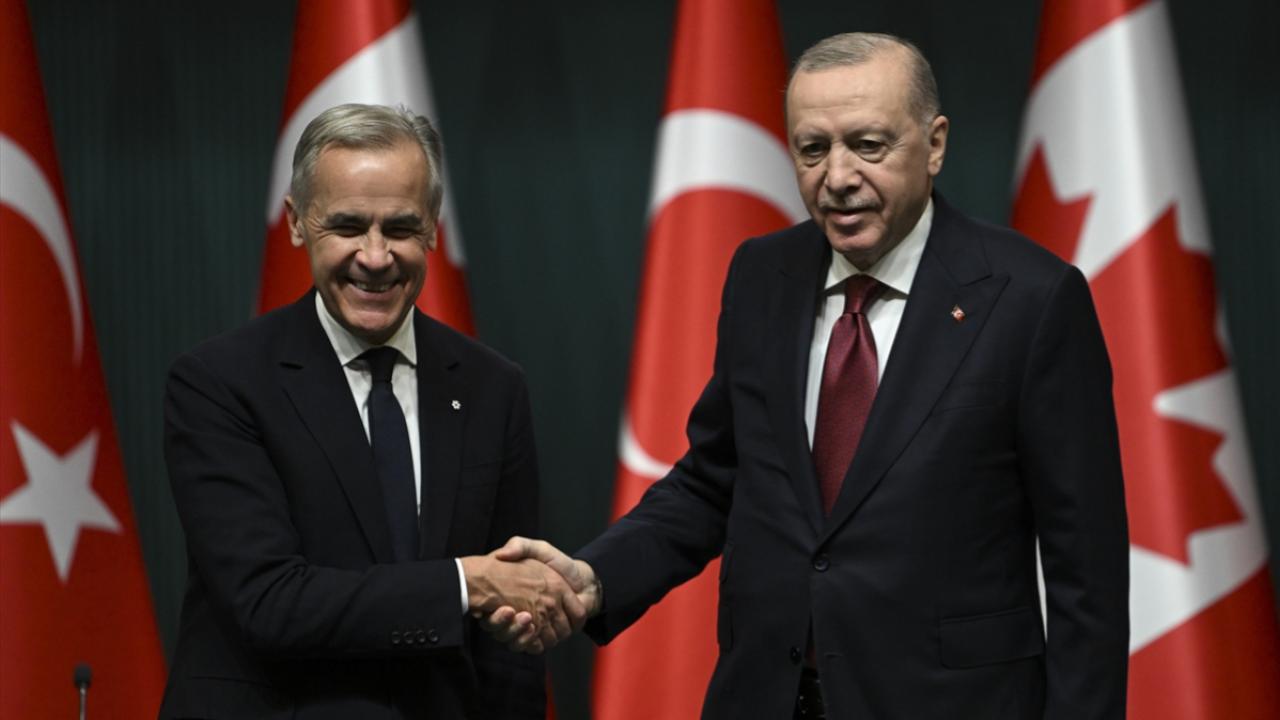 أردوغان وكارني يتصافحان بعد مؤتمرهما الصحفي المشترك