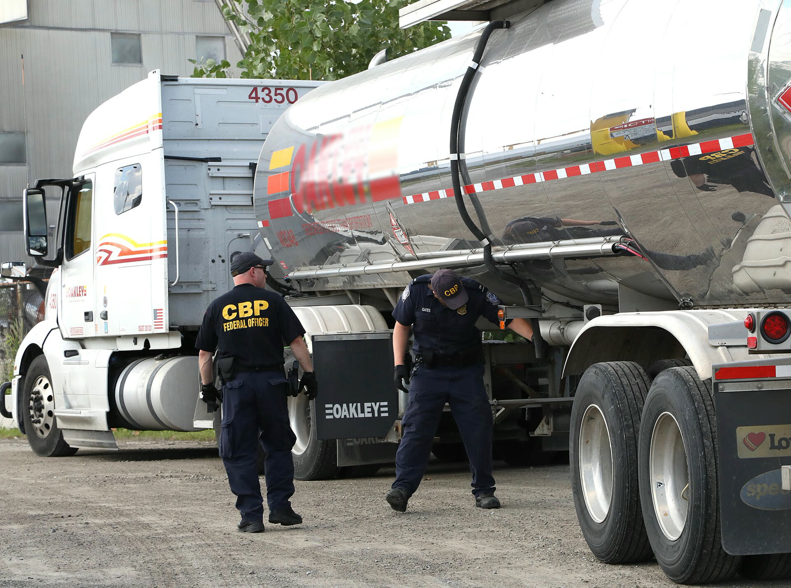 U.S. Customs and Border Protection officers inspect a tanker at the Detroit border crossing (archive)