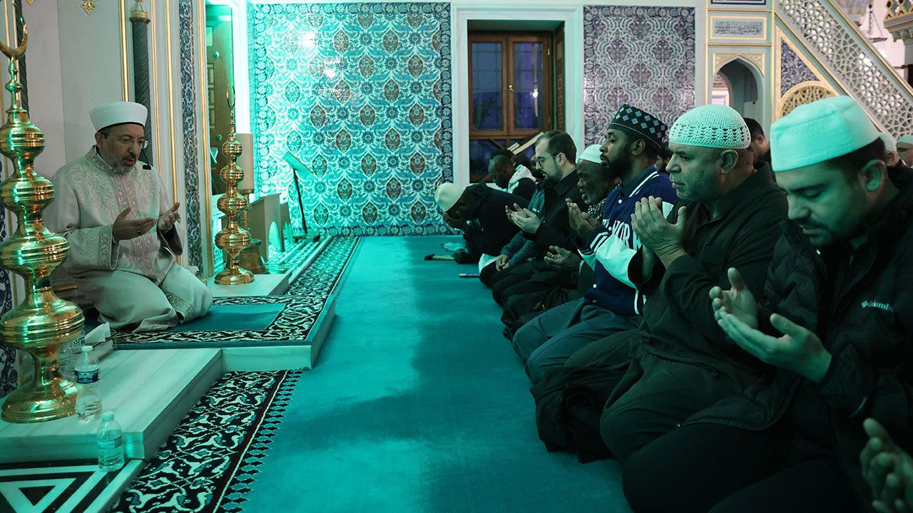 Arpaguş leads the dawn prayer at the Diyanet Center of America