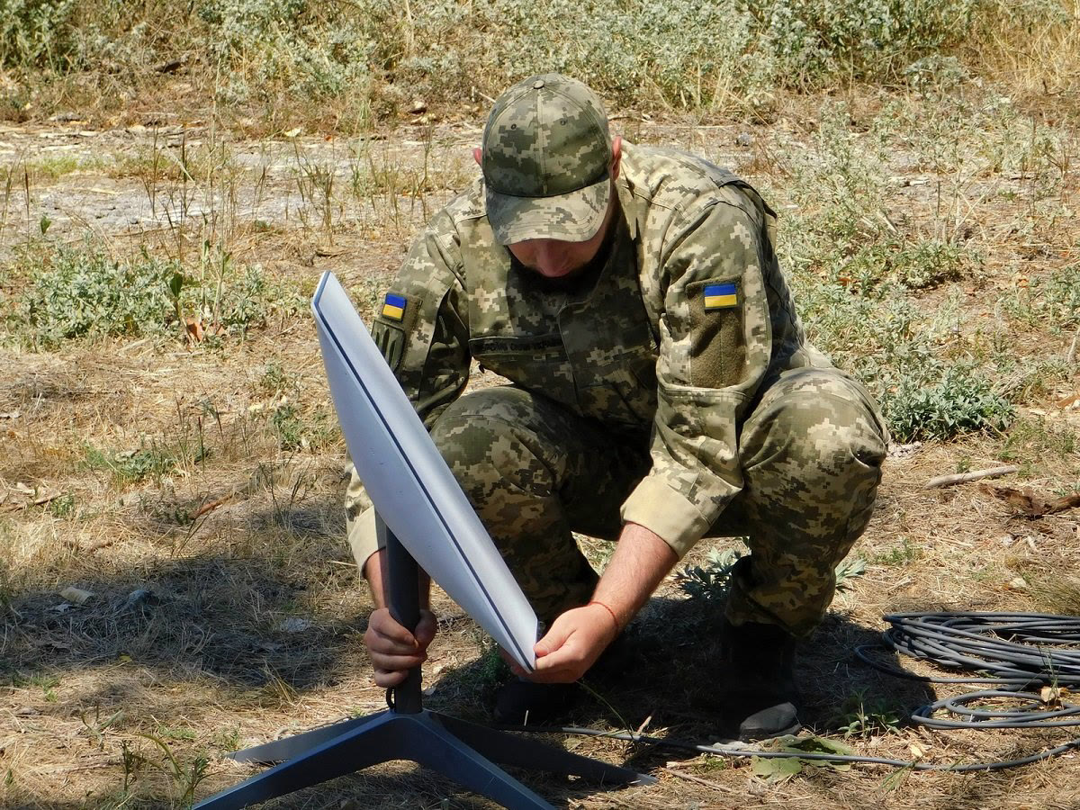 A Ukrainian soldier setting up a Starlink terminal in the field (archive)