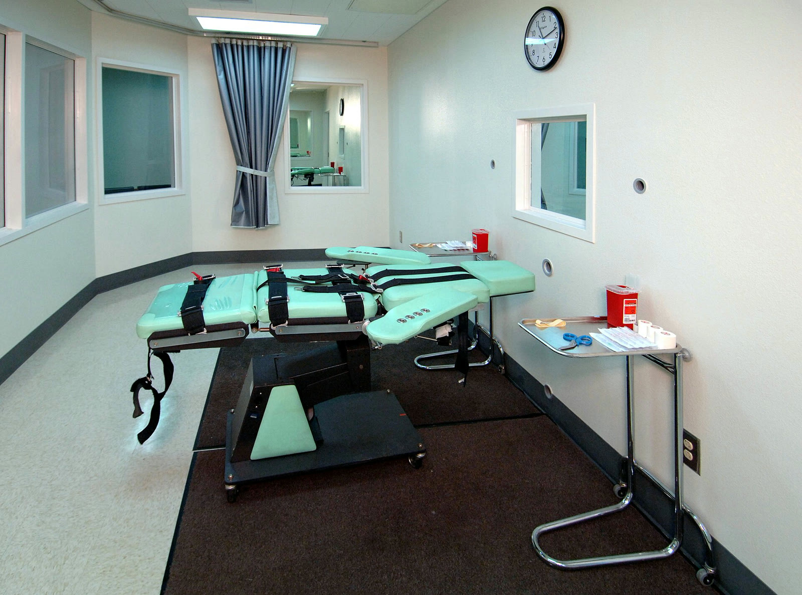 A lethal injection room (illustrative, California)