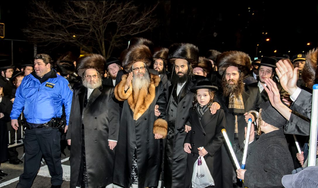 Satmar Rebbe Zalman Leib Teitelbaum with a crowd on the streets of Williamsburg (archive, 2017)