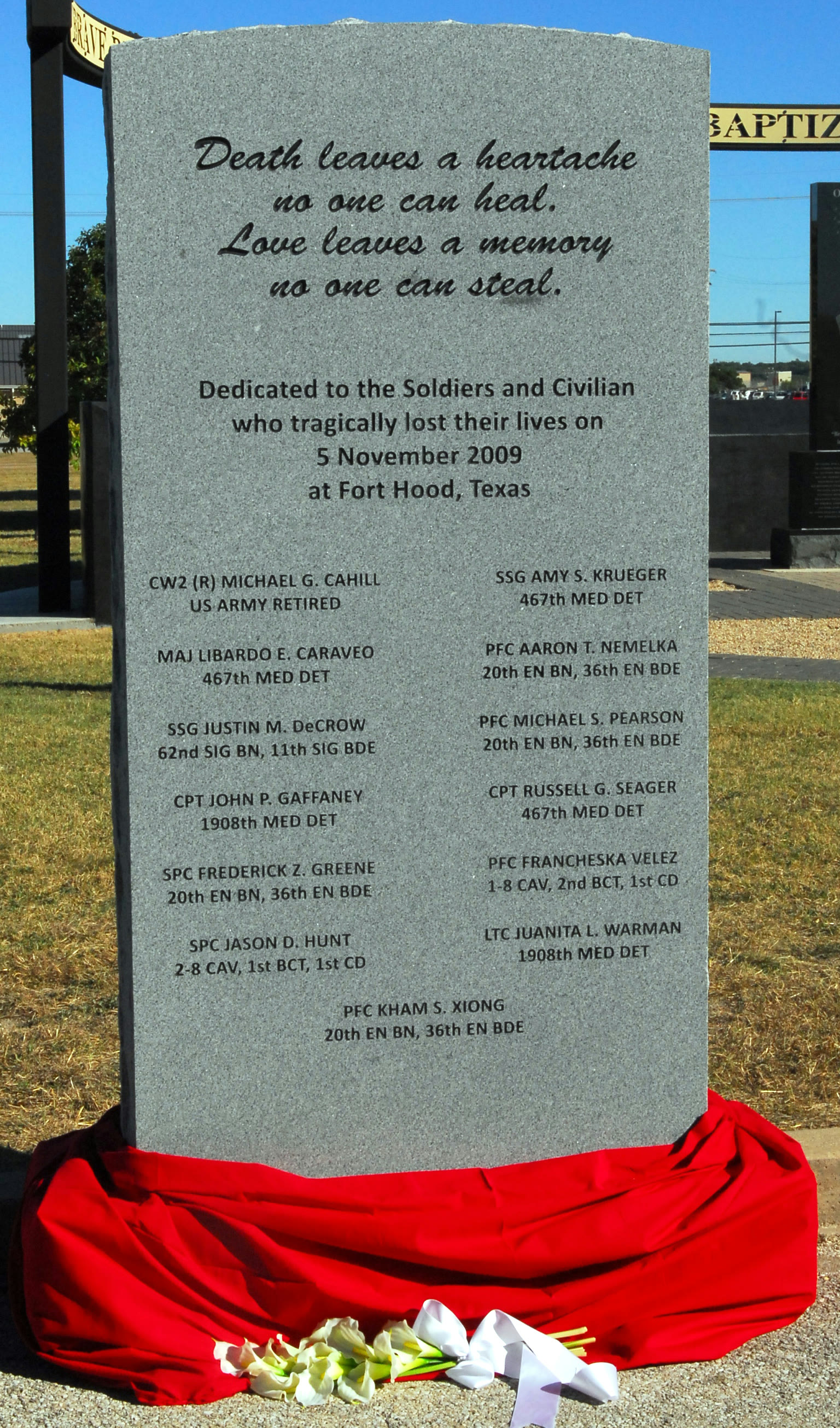 Fort Hood’daki 2009 saldırısında hayatını kaybedenler için dikilen anıt taş (arşiv)