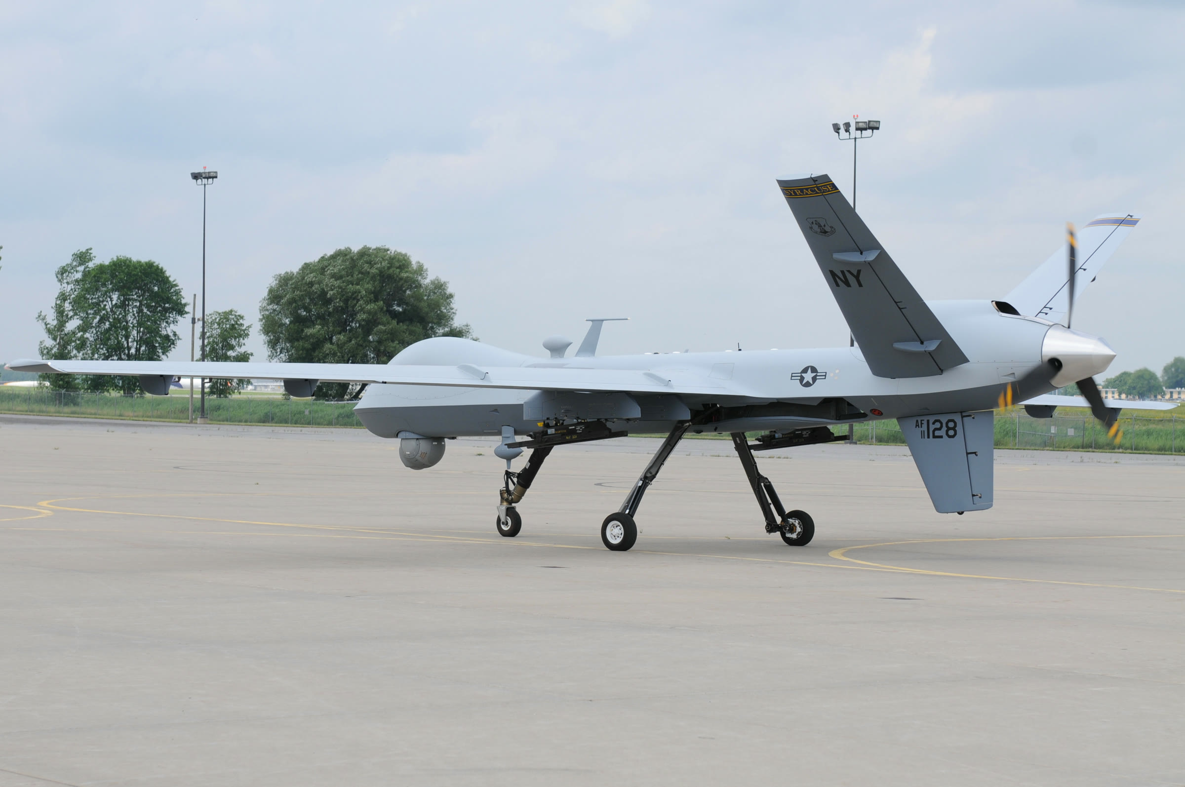 Pistte bekleyen bir MQ-9 Reaper