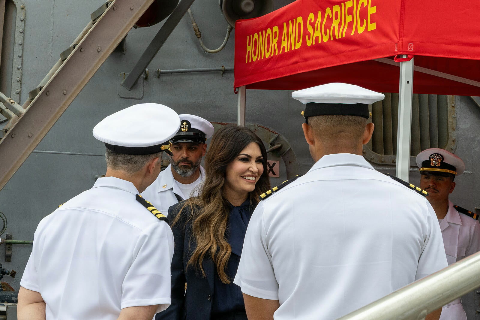Büyükelçi Kimberly Guilfoyle, Yunanistan'da USS Oscar Austin gemisini ziyaret ederken