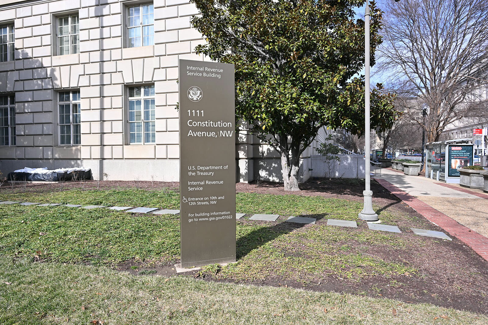 The sign outside the U.S. Internal Revenue Service (IRS) building in Washington (archive)
