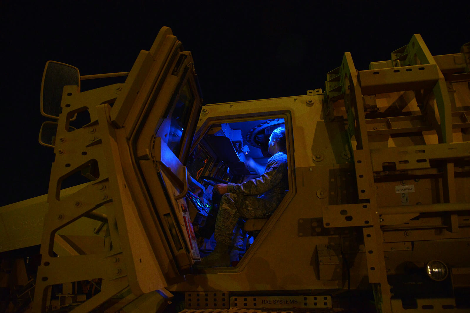 A US C-17 transport plane delivering vehicles to Iraq (file)