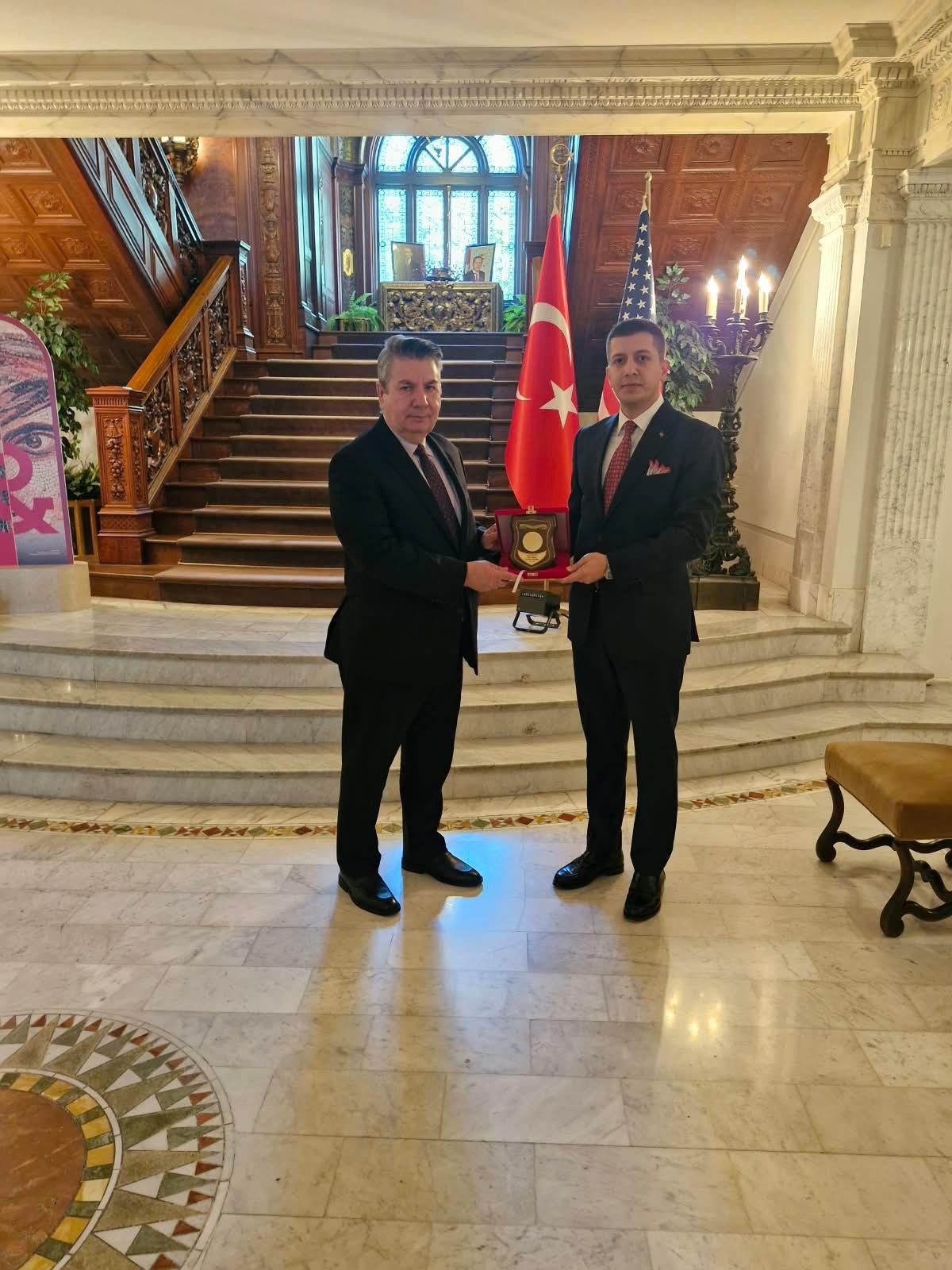 السفير سادات أونال وذكر الله أردوغان في السفارة التركية بواشنطن