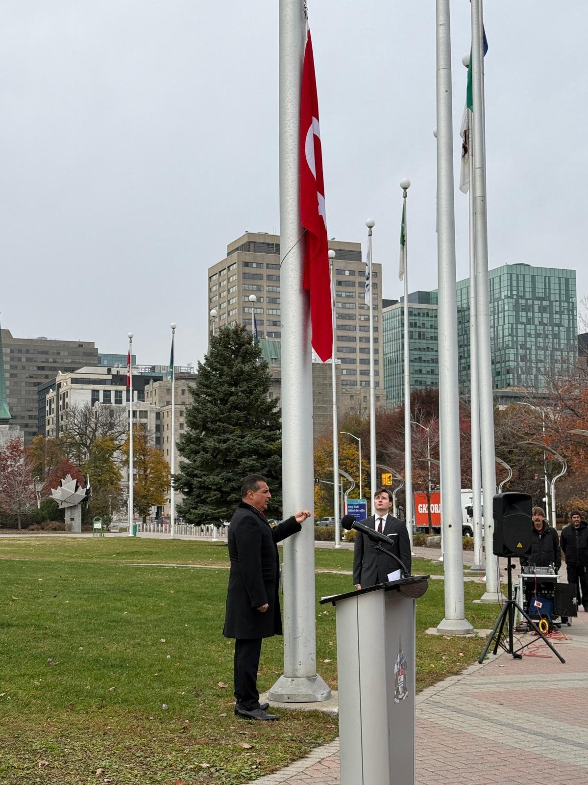Türk bayrağı 29 Ekim'de Ottawa Belediye Binası'nda göndere çekiliyor