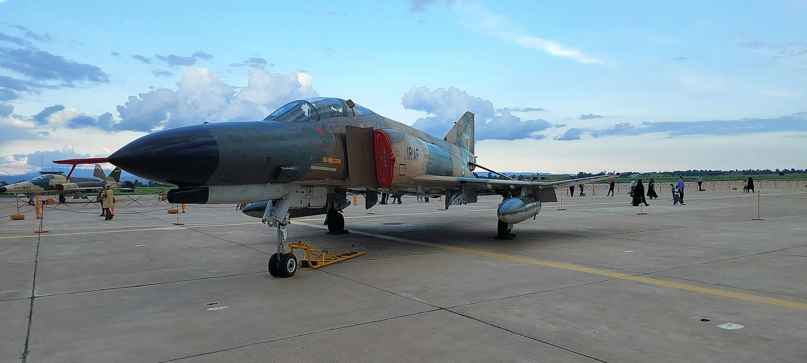İran Hava Kuvvetlerine ait bir F-4 Phantom savaş uçağı (arşiv)