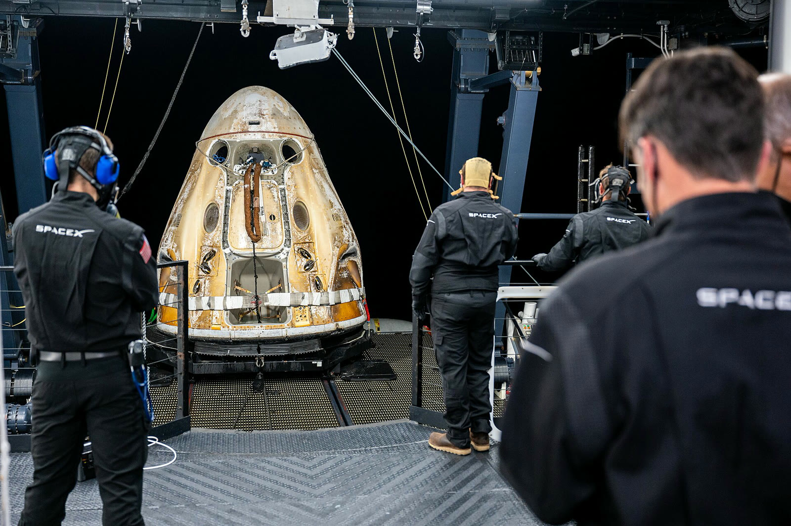 Okyanusa inişin ardından gemiye alınan bir SpaceX Dragon kapsülü (arşiv)