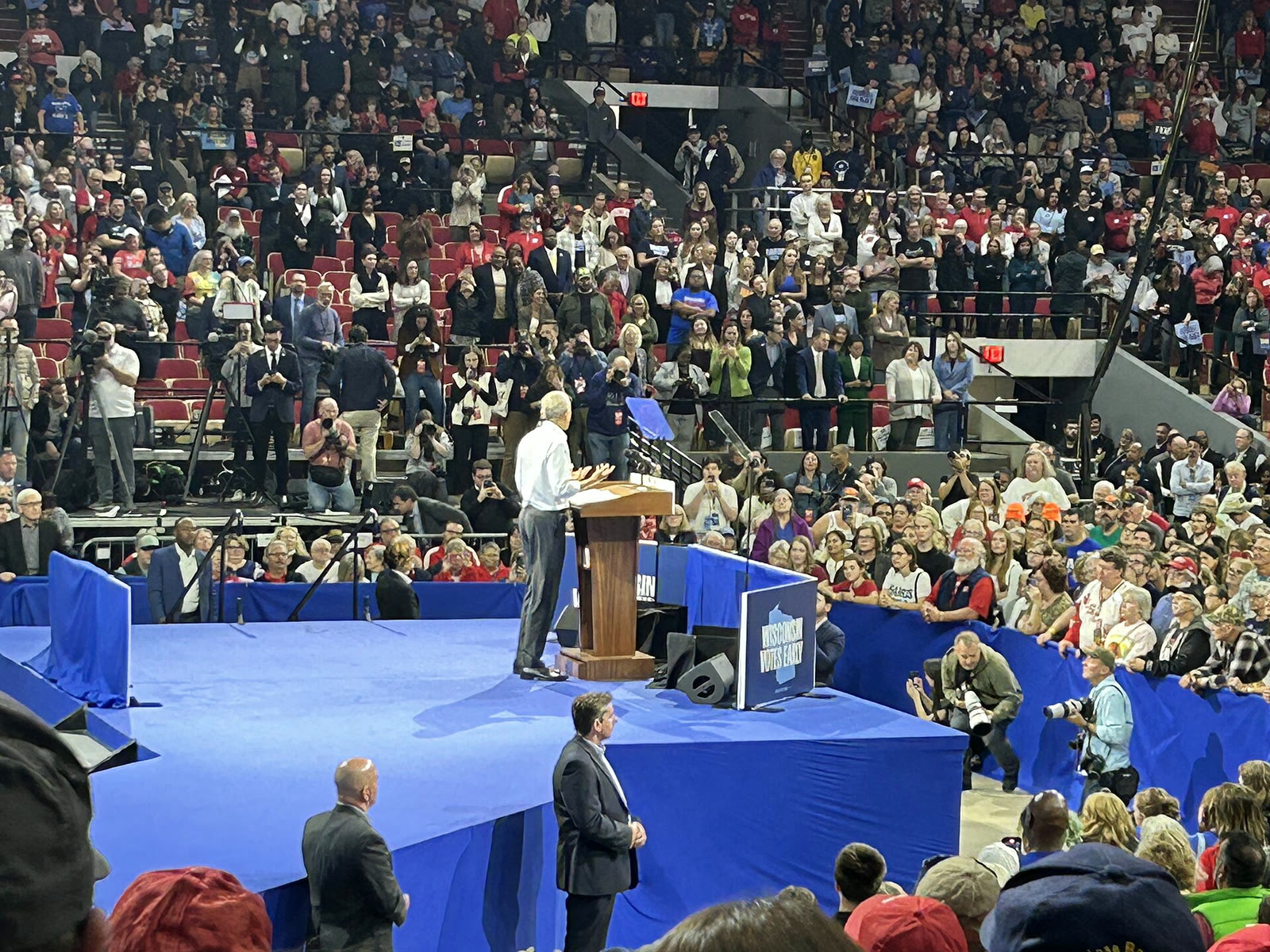 Barack Obama bir mitingde konuşuyor (arşiv)